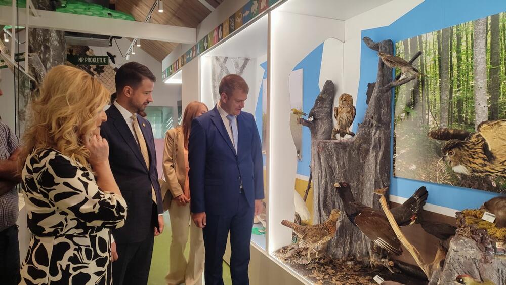 <p>Završetak radova presjecanjem vrpce ozvaničili su predsjednik države Jakov Milatović i gradonačelnik Plužina, Slobodan Delić, dok će Kula za posjetioce biti otvorena najvjerovatnije početkom septembra.</p>