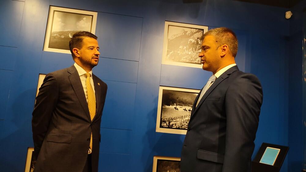 <p>Završetak radova presjecanjem vrpce ozvaničili su predsjednik države Jakov Milatović i gradonačelnik Plužina, Slobodan Delić, dok će Kula za posjetioce biti otvorena najvjerovatnije početkom septembra.</p>