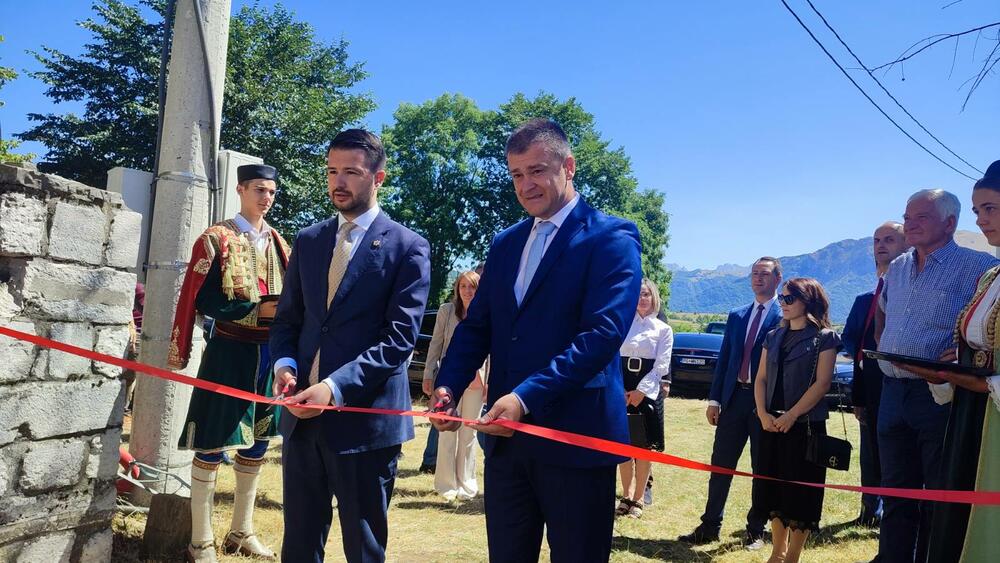 <p>Završetak radova presjecanjem vrpce ozvaničili su predsjednik države Jakov Milatović i gradonačelnik Plužina, Slobodan Delić, dok će Kula za posjetioce biti otvorena najvjerovatnije početkom septembra.</p>