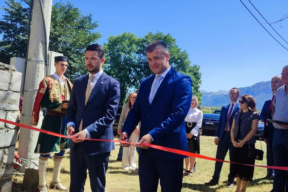 Milatović i Delić prekidaju svečanu vrpcu, Foto: Svetlana Mandić