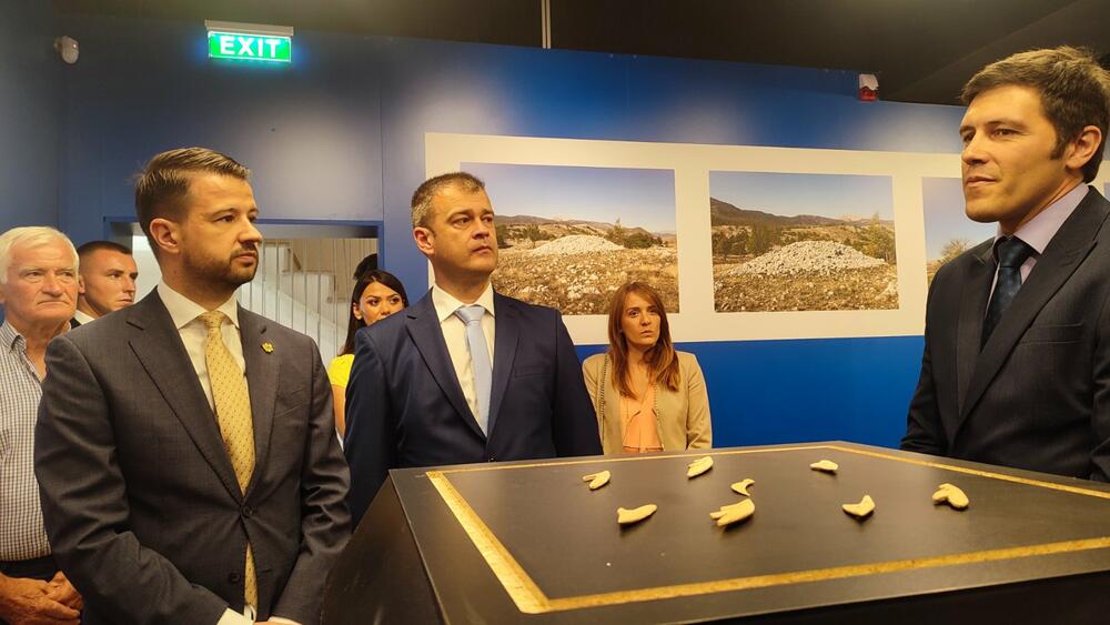 <p>Završetak radova presjecanjem vrpce ozvaničili su predsjednik države Jakov Milatović i gradonačelnik Plužina, Slobodan Delić, dok će Kula za posjetioce biti otvorena najvjerovatnije početkom septembra.</p>