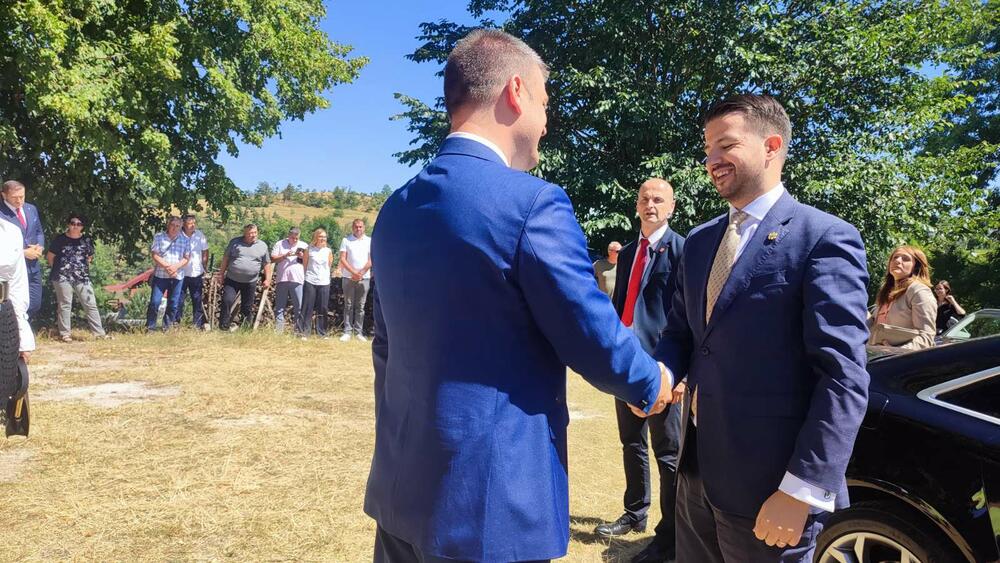 <p>Završetak radova presjecanjem vrpce ozvaničili su predsjednik države Jakov Milatović i gradonačelnik Plužina, Slobodan Delić, dok će Kula za posjetioce biti otvorena najvjerovatnije početkom septembra.</p>