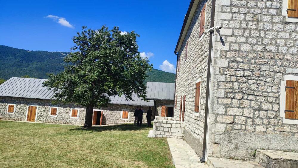 <p>Završetak radova presjecanjem vrpce ozvaničili su predsjednik države Jakov Milatović i gradonačelnik Plužina, Slobodan Delić, dok će Kula za posjetioce biti otvorena najvjerovatnije početkom septembra.</p>