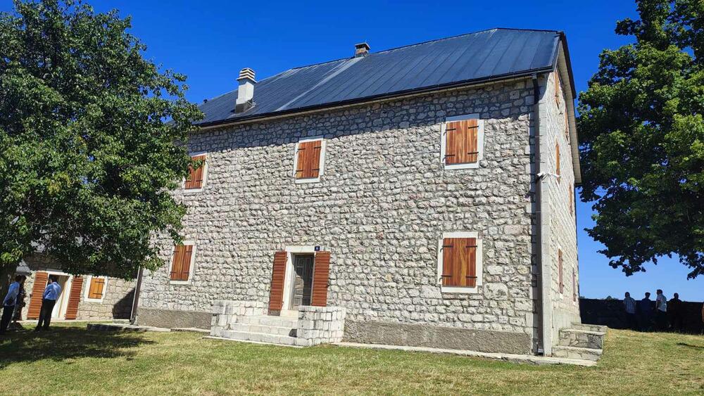 <p>Završetak radova presjecanjem vrpce ozvaničili su predsjednik države Jakov Milatović i gradonačelnik Plužina, Slobodan Delić, dok će Kula za posjetioce biti otvorena najvjerovatnije početkom septembra.</p>