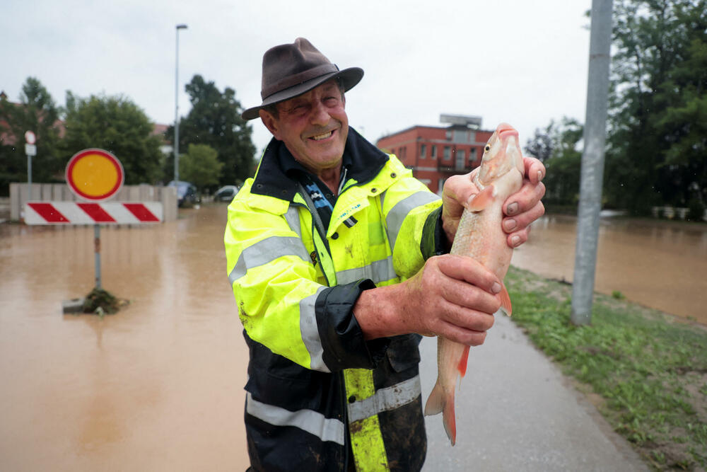 <p>U nekoliko područja širom zemlje koja su bila najviše pogođena obilnom kišom ljudi su ostali bez struje.</p>