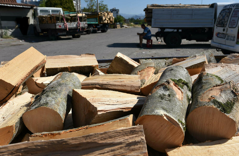 <p>Cijene peleta još nijesu formirane, do juna bila 320 eura po toni. Više od polovine domaćinstava u Podgorici za grijanje koristi drva</p>