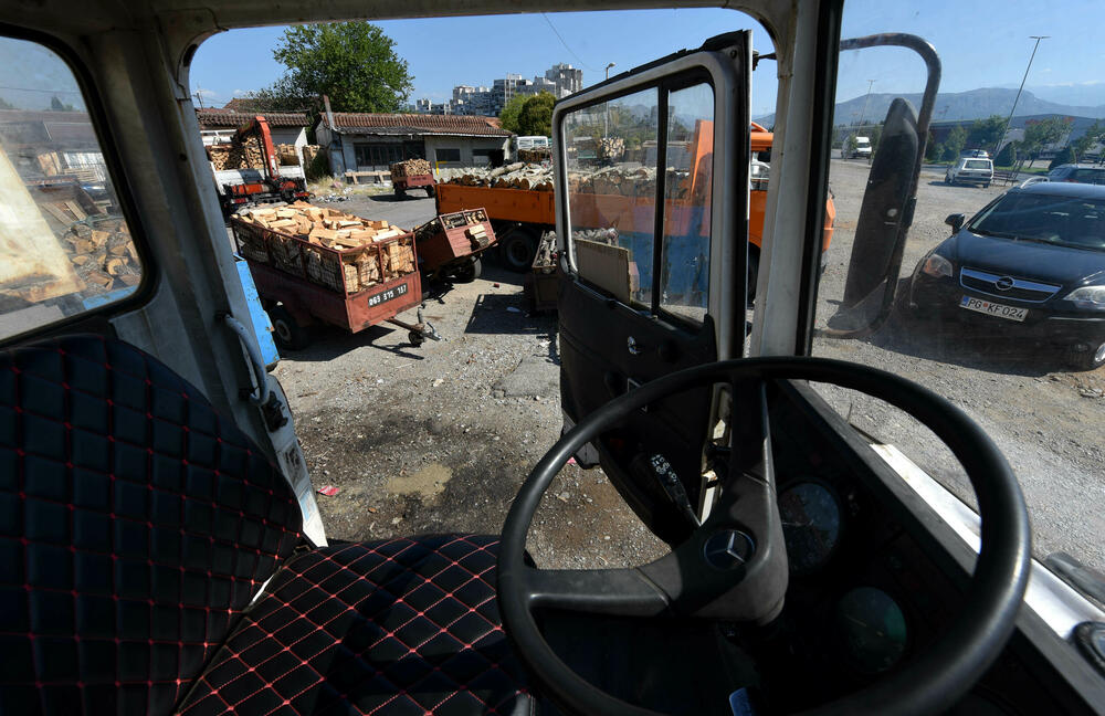 <p>Cijene peleta još nijesu formirane, do juna bila 320 eura po toni. Više od polovine domaćinstava u Podgorici za grijanje koristi drva</p>