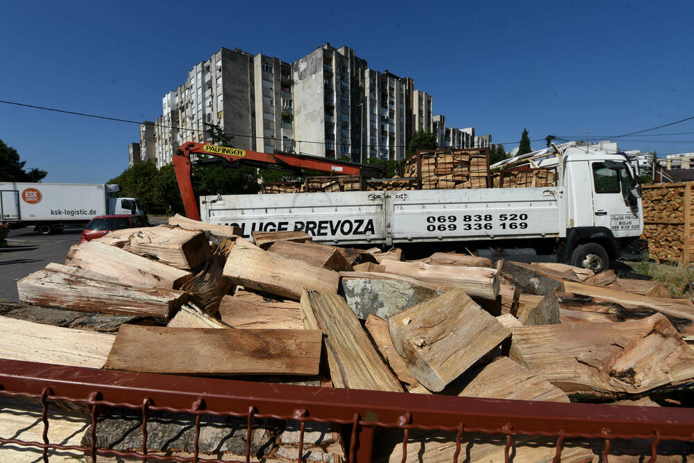 <p>Cijene peleta još nijesu formirane, do juna bila 320 eura po toni. Više od polovine domaćinstava u Podgorici za grijanje koristi drva</p>