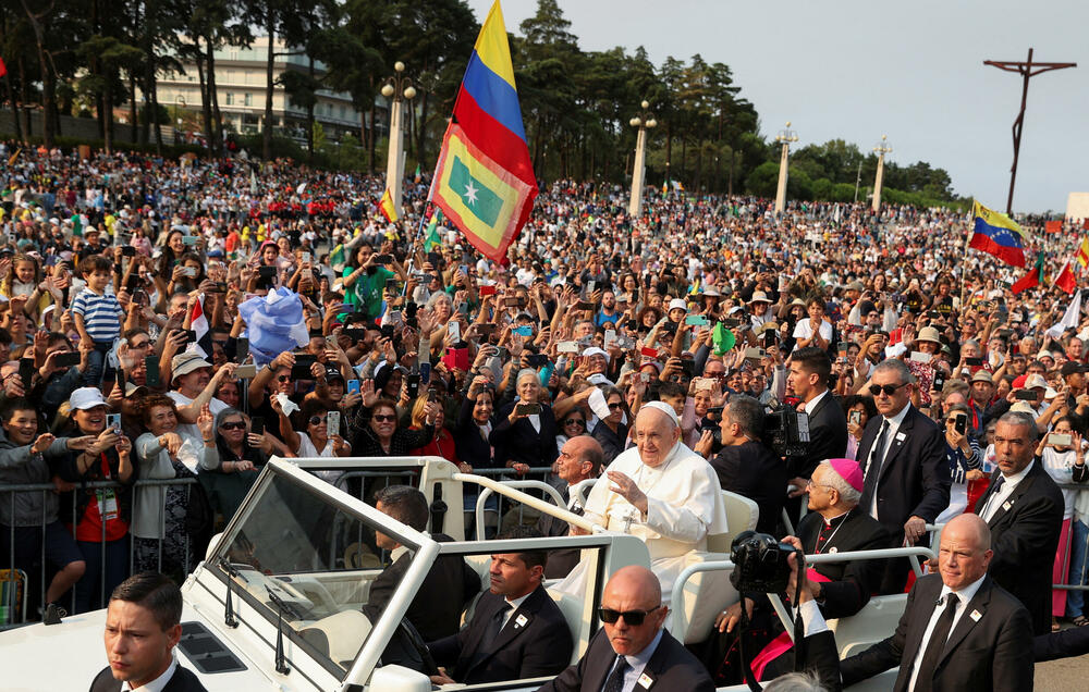 <p>Prema predanju, u Fatimi su 1917. portugalski brat i sestra Francisko i Hasinta Marto i njihova rođaka Lucija rekli da im se Bogorodica ukazala šest puta i povjerila im tri tajne</p>