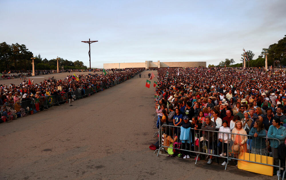 <p>Prema predanju, u Fatimi su 1917. portugalski brat i sestra Francisko i Hasinta Marto i njihova rođaka Lucija rekli da im se Bogorodica ukazala šest puta i povjerila im tri tajne</p>