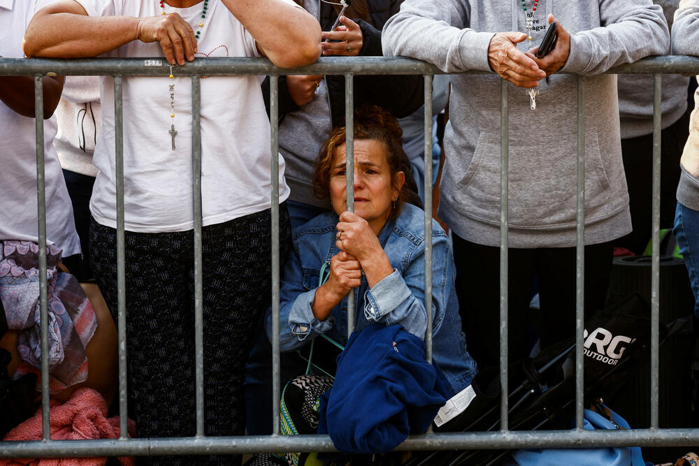 <p>Prema predanju, u Fatimi su 1917. portugalski brat i sestra Francisko i Hasinta Marto i njihova rođaka Lucija rekli da im se Bogorodica ukazala šest puta i povjerila im tri tajne</p>