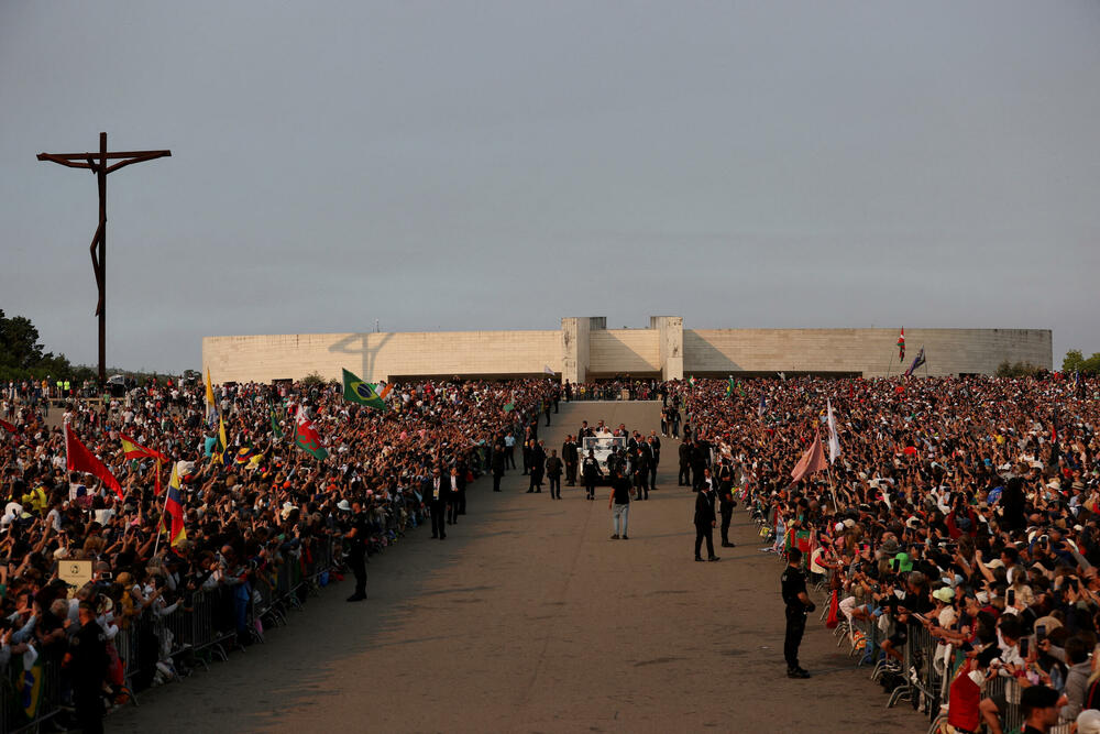<p>Prema predanju, u Fatimi su 1917. portugalski brat i sestra Francisko i Hasinta Marto i njihova rođaka Lucija rekli da im se Bogorodica ukazala šest puta i povjerila im tri tajne</p>