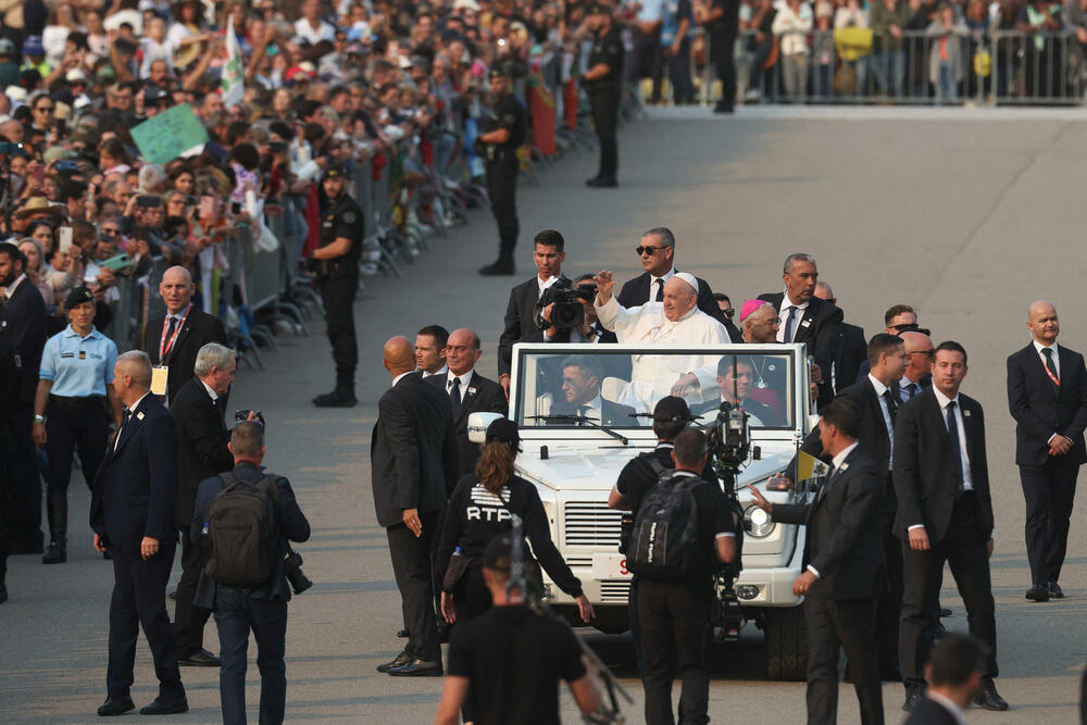 <p>Prema predanju, u Fatimi su 1917. portugalski brat i sestra Francisko i Hasinta Marto i njihova rođaka Lucija rekli da im se Bogorodica ukazala šest puta i povjerila im tri tajne</p>