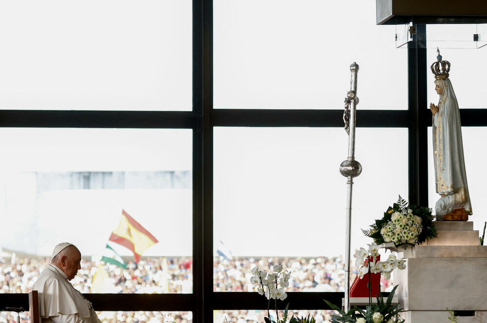 <p>Prema predanju, u Fatimi su 1917. portugalski brat i sestra Francisko i Hasinta Marto i njihova rođaka Lucija rekli da im se Bogorodica ukazala šest puta i povjerila im tri tajne</p>