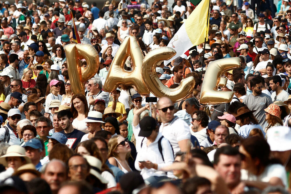 <p>Prema predanju, u Fatimi su 1917. portugalski brat i sestra Francisko i Hasinta Marto i njihova rođaka Lucija rekli da im se Bogorodica ukazala šest puta i povjerila im tri tajne</p>