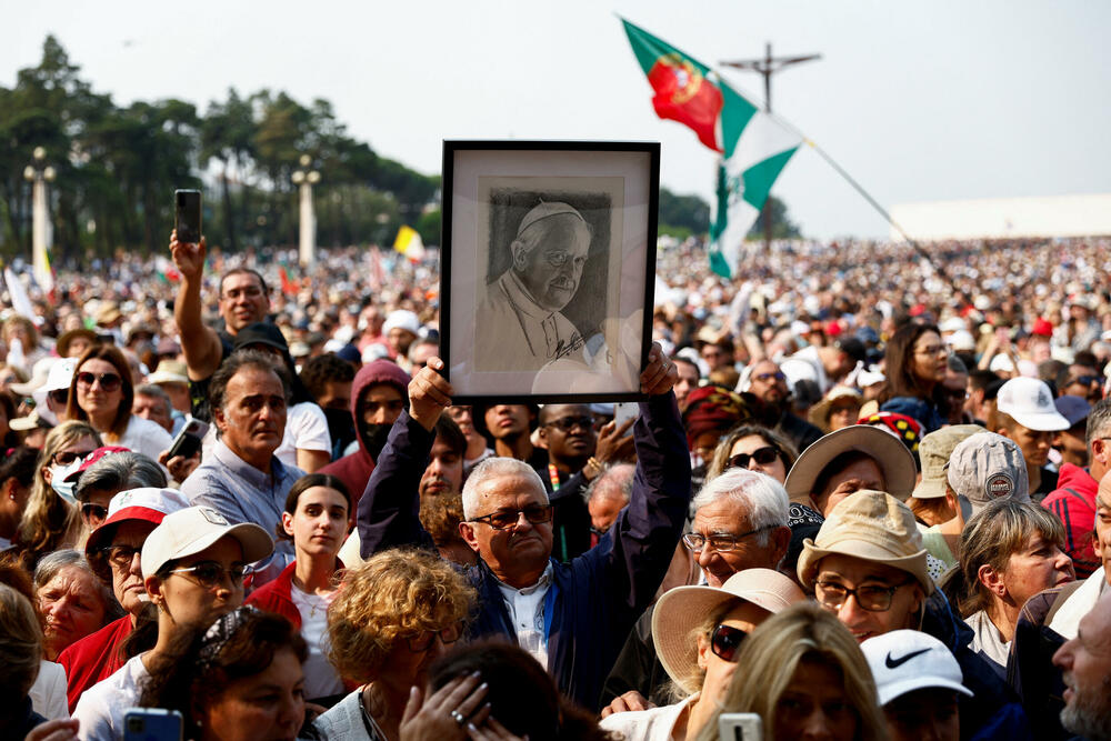 <p>Prema predanju, u Fatimi su 1917. portugalski brat i sestra Francisko i Hasinta Marto i njihova rođaka Lucija rekli da im se Bogorodica ukazala šest puta i povjerila im tri tajne</p>