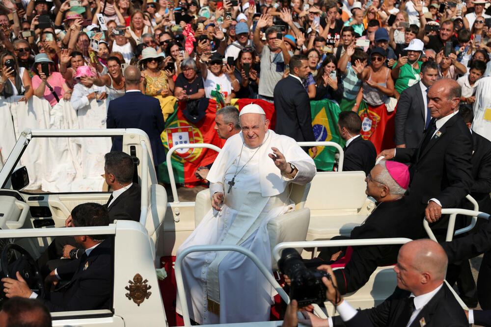 <p>Prema predanju, u Fatimi su 1917. portugalski brat i sestra Francisko i Hasinta Marto i njihova rođaka Lucija rekli da im se Bogorodica ukazala šest puta i povjerila im tri tajne</p>