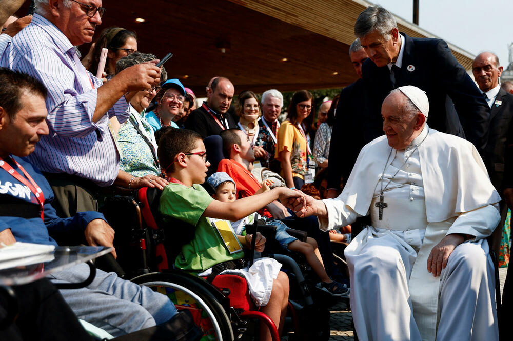 <p>Prema predanju, u Fatimi su 1917. portugalski brat i sestra Francisko i Hasinta Marto i njihova rođaka Lucija rekli da im se Bogorodica ukazala šest puta i povjerila im tri tajne</p>
