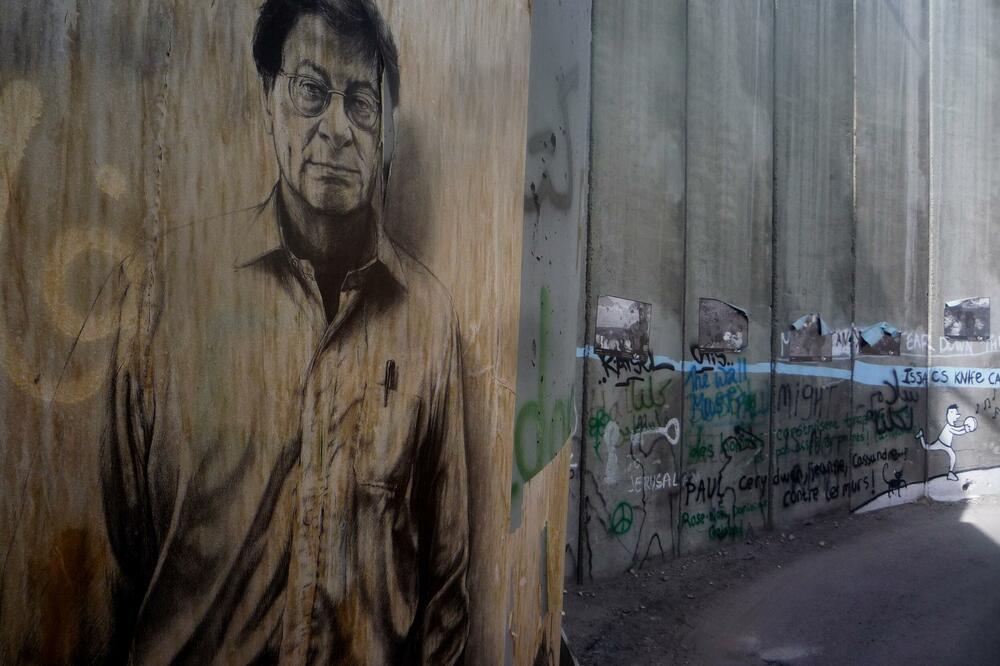 Mural s likom M. Derviša, Foto: Wikimedia Commons/symmetry_mind