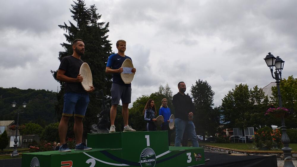 <p>Nagrade pobjednicama i pobjednicima Family trail-a uručio je potpredsjednik Opštine Kolašin Vasilije Ivanović</p>