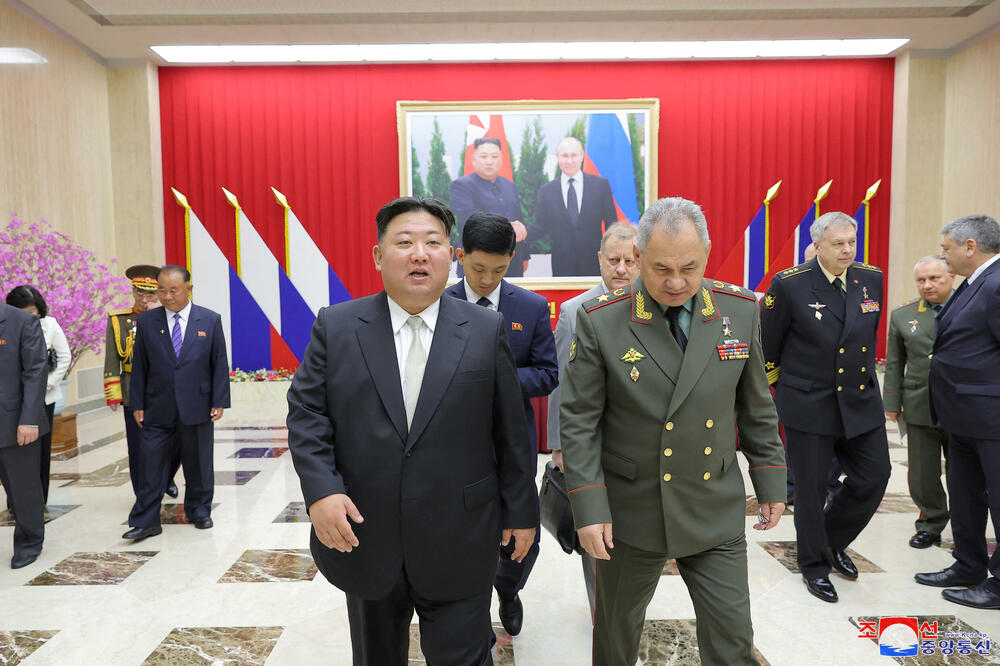Kim Džong Un i ruski ministar odbrane Sergej Šojgu, Foto: Reuters