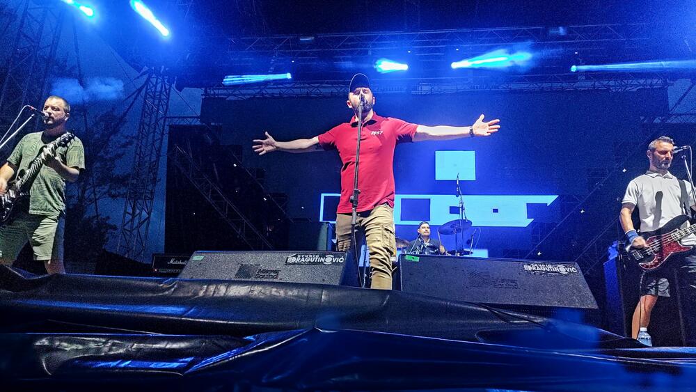 <p>I večeras publiku čeka bogat line up - prvi će nastupiti Električni orgazam, zatim Smak +, Zoster, Vojko V, dok će zavjesu na ovogodišnji festival spustiti DJ James Zabiela</p>