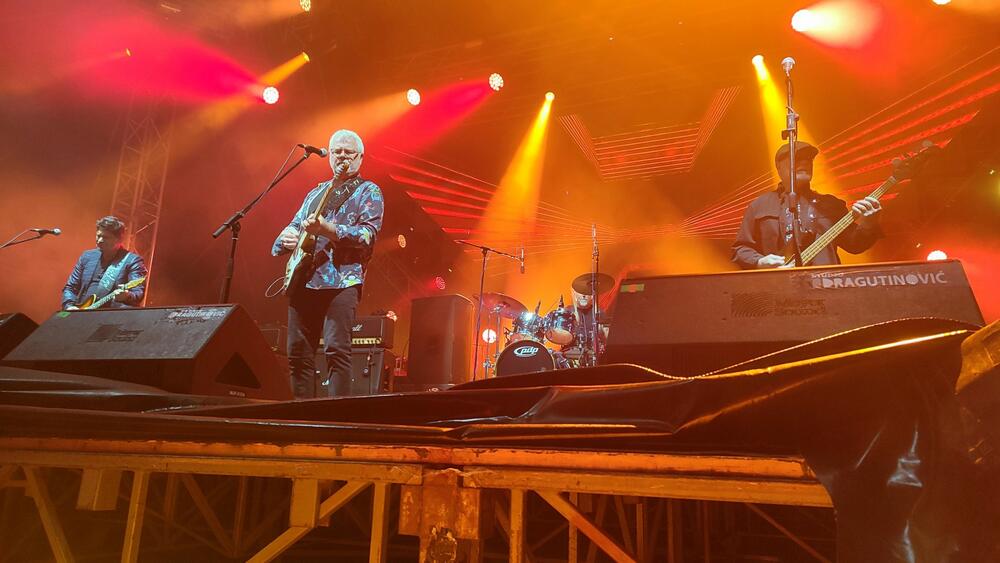 <p>I večeras publiku čeka bogat line up - prvi će nastupiti Električni orgazam, zatim Smak +, Zoster, Vojko V, dok će zavjesu na ovogodišnji festival spustiti DJ James Zabiela</p>