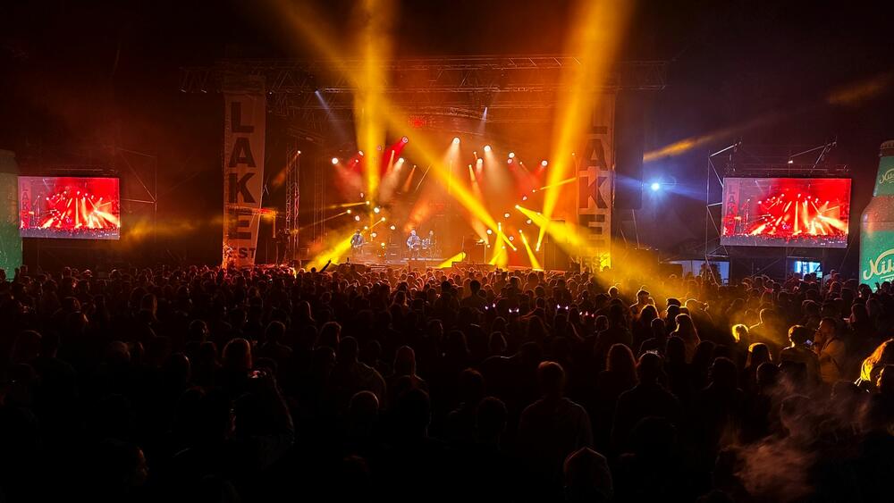 <p>I večeras publiku čeka bogat line up - prvi će nastupiti Električni orgazam, zatim Smak +, Zoster, Vojko V, dok će zavjesu na ovogodišnji festival spustiti DJ James Zabiela</p>