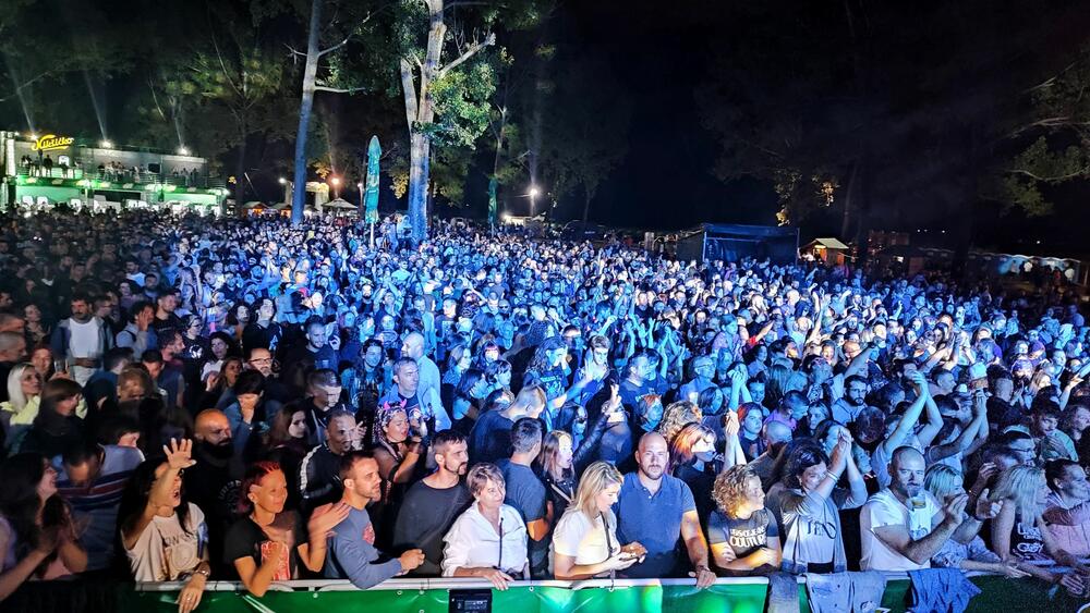 <p>I večeras publiku čeka bogat line up - prvi će nastupiti Električni orgazam, zatim Smak +, Zoster, Vojko V, dok će zavjesu na ovogodišnji festival spustiti DJ James Zabiela</p>