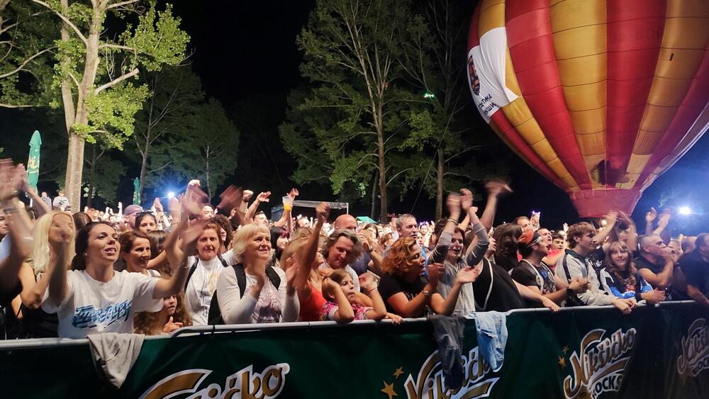 <p>I večeras publiku čeka bogat line up - prvi će nastupiti Električni orgazam, zatim Smak +, Zoster, Vojko V, dok će zavjesu na ovogodišnji festival spustiti DJ James Zabiela</p>