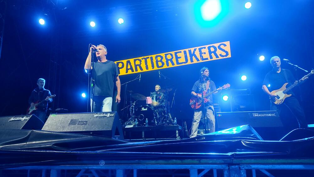 <p>I večeras publiku čeka bogat line up - prvi će nastupiti Električni orgazam, zatim Smak +, Zoster, Vojko V, dok će zavjesu na ovogodišnji festival spustiti DJ James Zabiela</p>