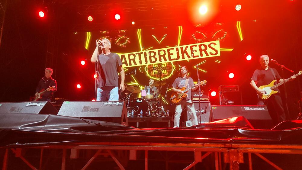 <p>I večeras publiku čeka bogat line up - prvi će nastupiti Električni orgazam, zatim Smak +, Zoster, Vojko V, dok će zavjesu na ovogodišnji festival spustiti DJ James Zabiela</p>