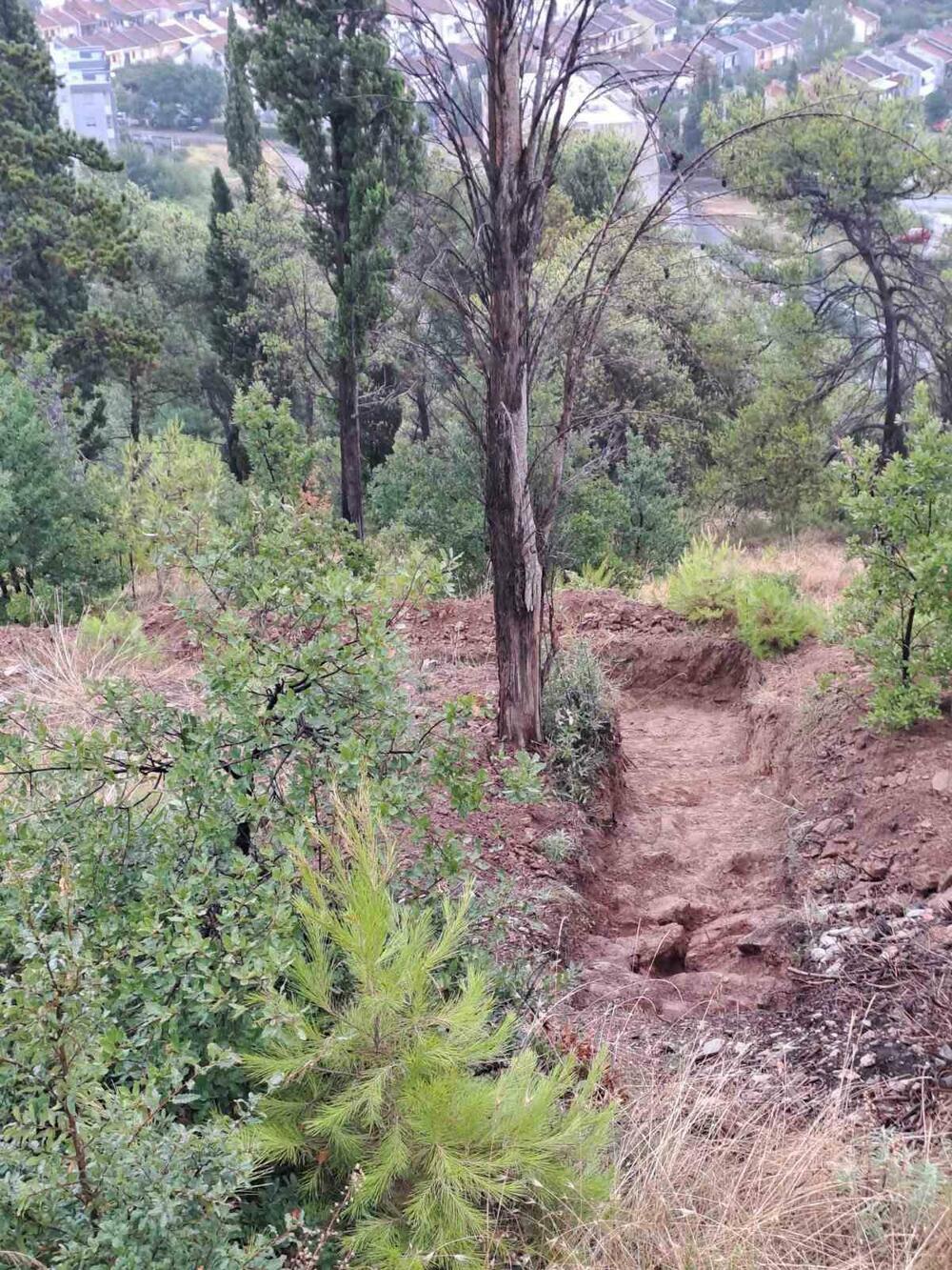 <p>Radovi na kopanju temelja u podgoričkom naselju</p>