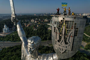 Ukraine replaced the Soviet hammer and sickle with a trident on the monument...