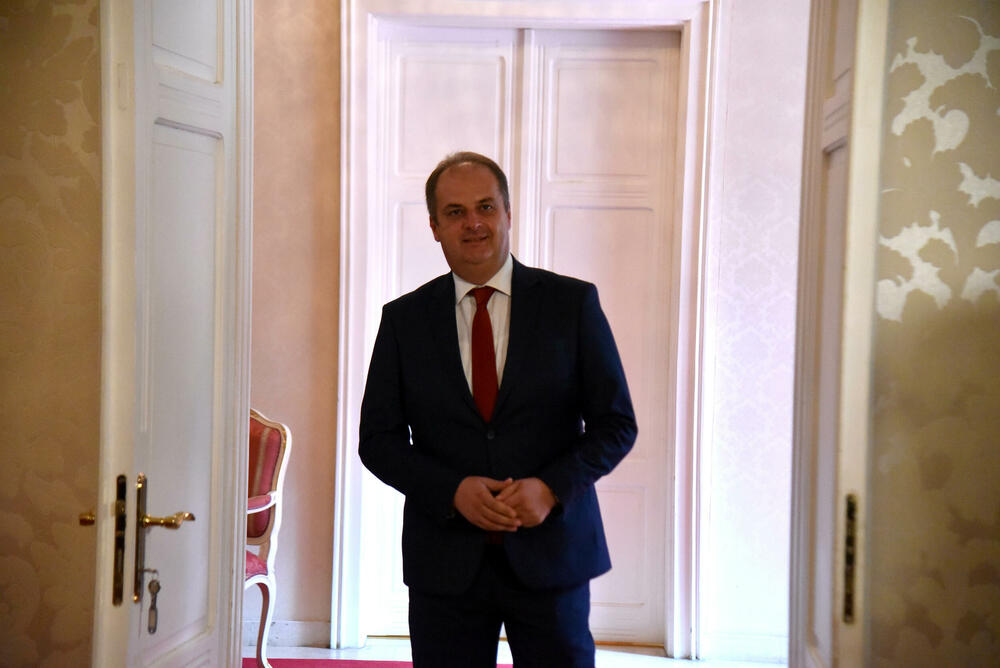 <p>""Mandatar budući, g. Spajić, mora imati na umu da sastavljanje vlade nije samo matematički posao, nego mora biti i programski", ističe lider Force</p>