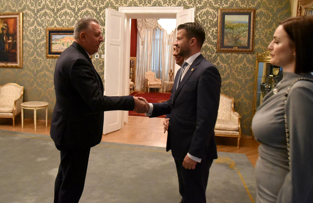 <p>Sastanak predsjednika sa predstavnicima Saveza građana CIVIS</p>