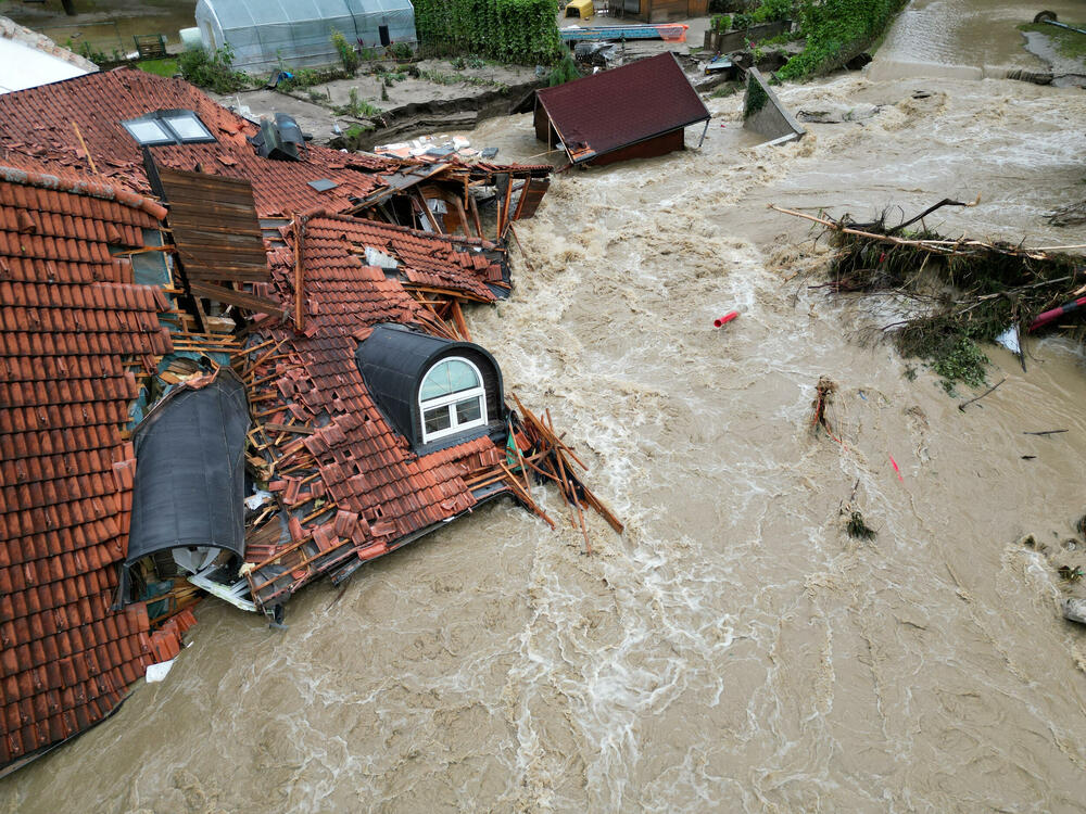 <p>Obilne kiše danima su zahvatile oko dvije trećine Slovenije, uništavajući zgrade i mostove i nanijevši štetu od oko 500 miliona eura.</p>
