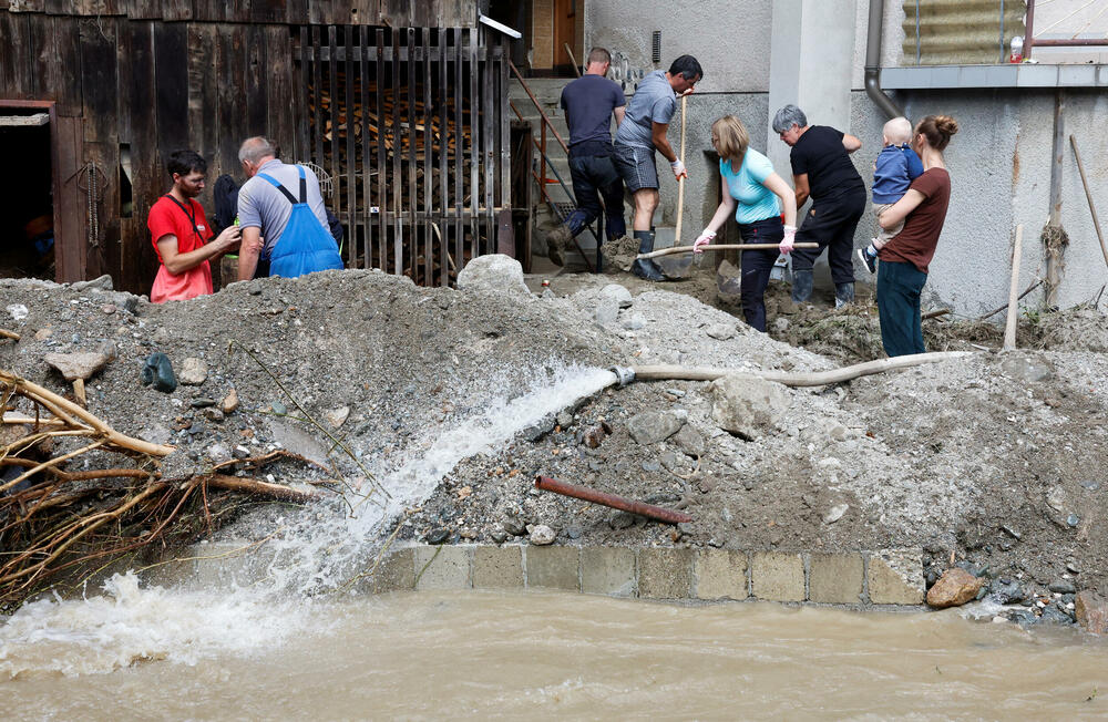 <p>Obilne kiše danima su zahvatile oko dvije trećine Slovenije, uništavajući zgrade i mostove i nanijevši štetu od oko 500 miliona eura.</p>