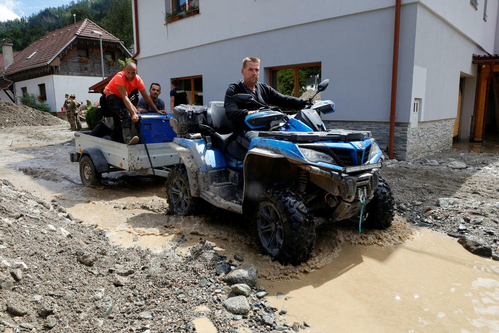 <p>Obilne kiše danima su zahvatile oko dvije trećine Slovenije, uništavajući zgrade i mostove i nanijevši štetu od oko 500 miliona eura.</p>