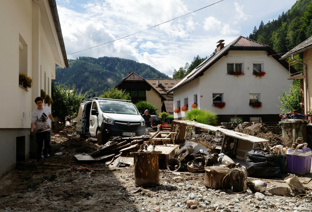 <p>Obilne kiše danima su zahvatile oko dvije trećine Slovenije, uništavajući zgrade i mostove i nanijevši štetu od oko 500 miliona eura.</p>