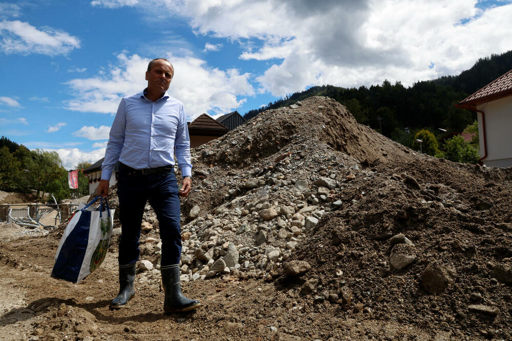 <p>Obilne kiše danima su zahvatile oko dvije trećine Slovenije, uništavajući zgrade i mostove i nanijevši štetu od oko 500 miliona eura.</p>