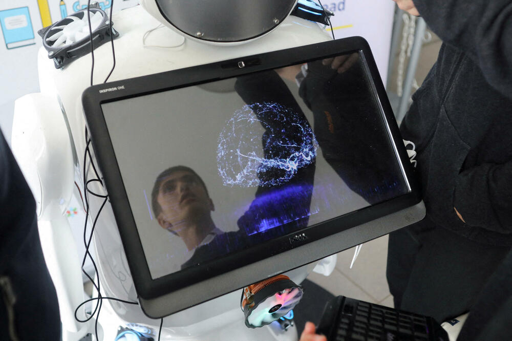 Srednjoškolac sa robotom koji pokreće ChatGPT, u školi &ldquo;Paskal&rdquo; u Nikoziji, Foto: Rojters