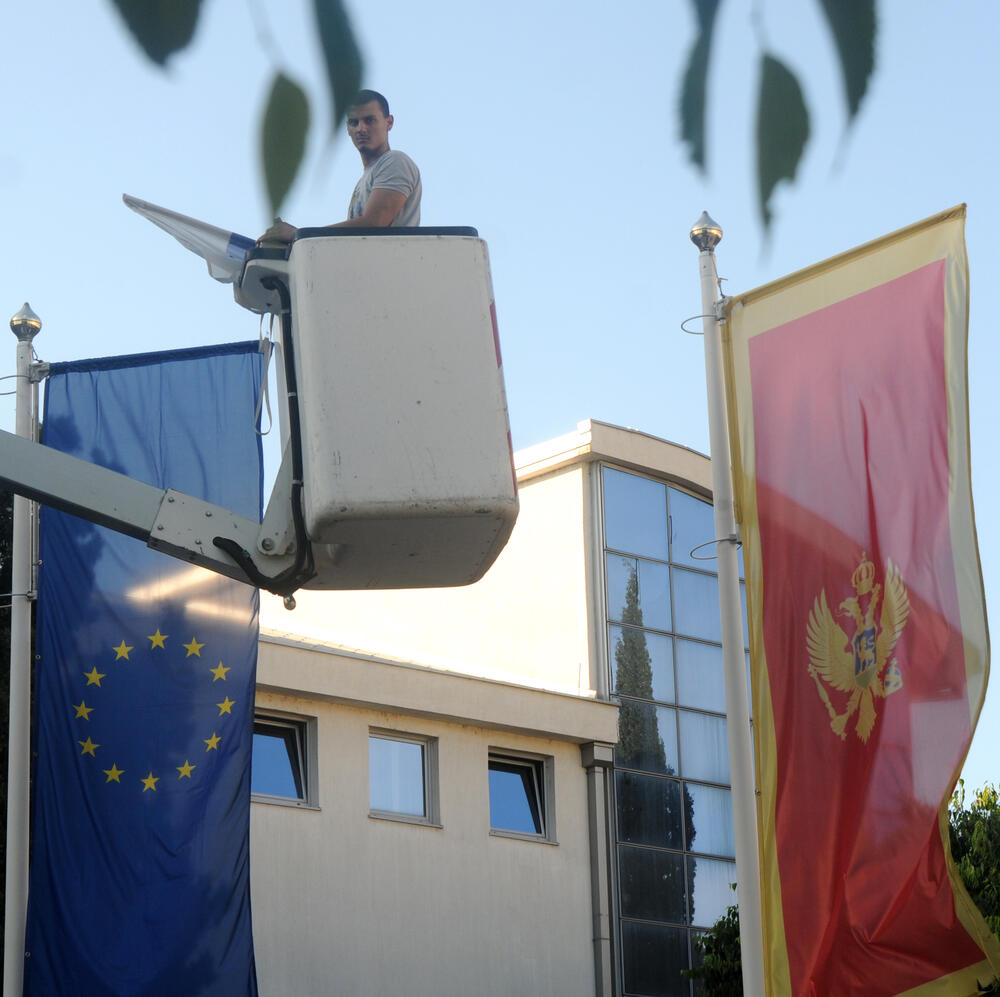 Zastava Crne Gore i Evropske unije EU ispred KIC Budo Tomović