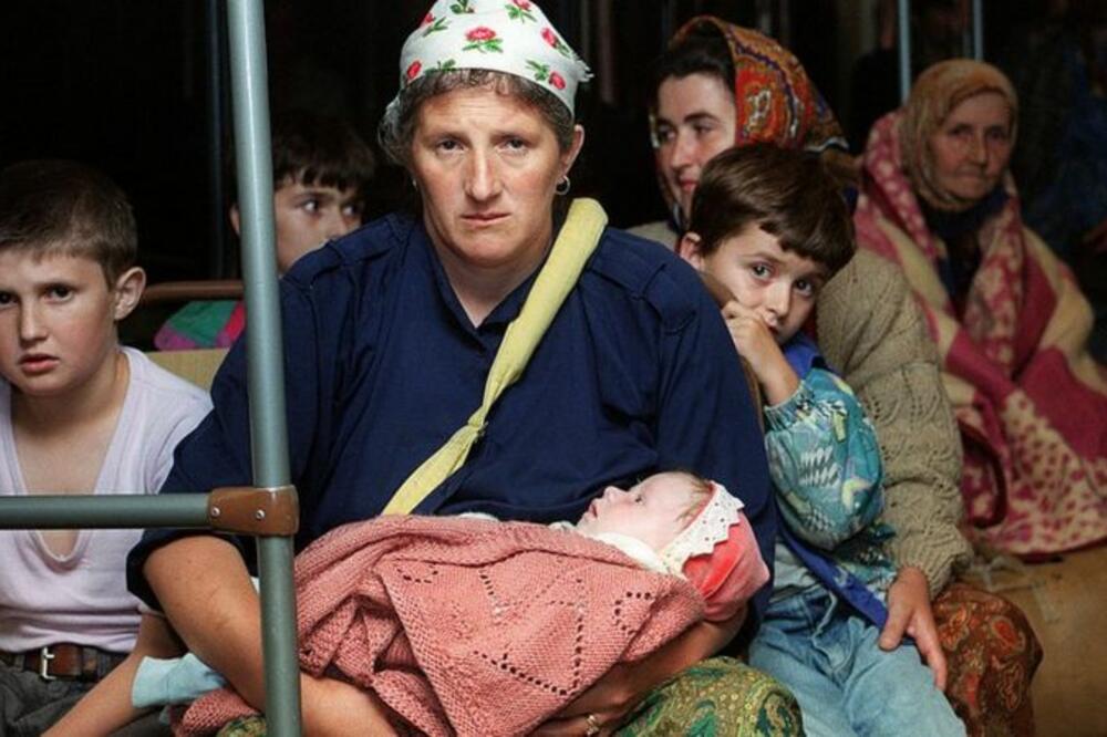 Nermina Mujkić Gušo, beba u naručju majke Sabine, kaže da je fotografija nastala 25. jula 1995. godine, kada je njena porodica iz Žepe izbegla u Sarajev, Foto: JOEL ROBINE/AFP VIA GETTY IMAGE