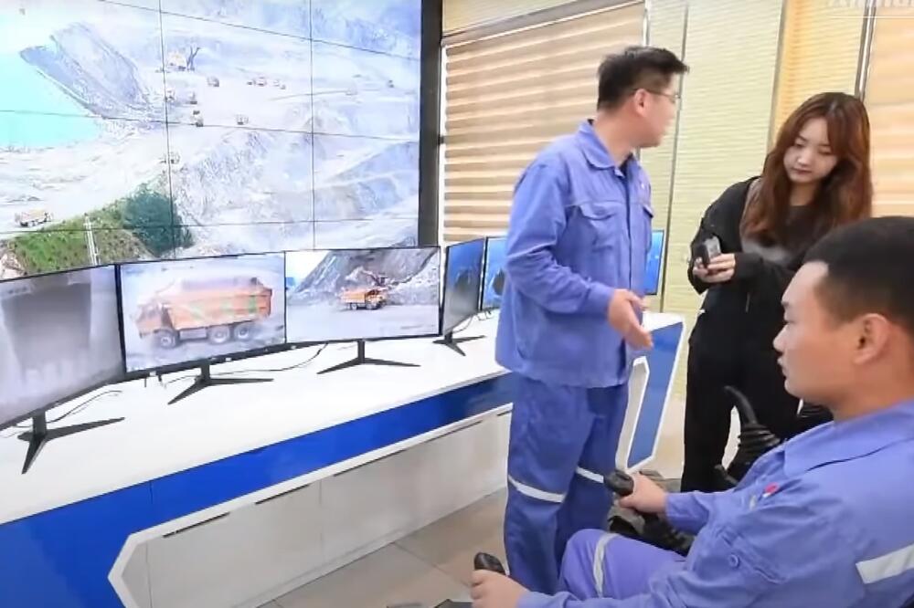 Rudar u Kini iz kancelarije vrši iskopavanje, Foto: Printscreen YouTube