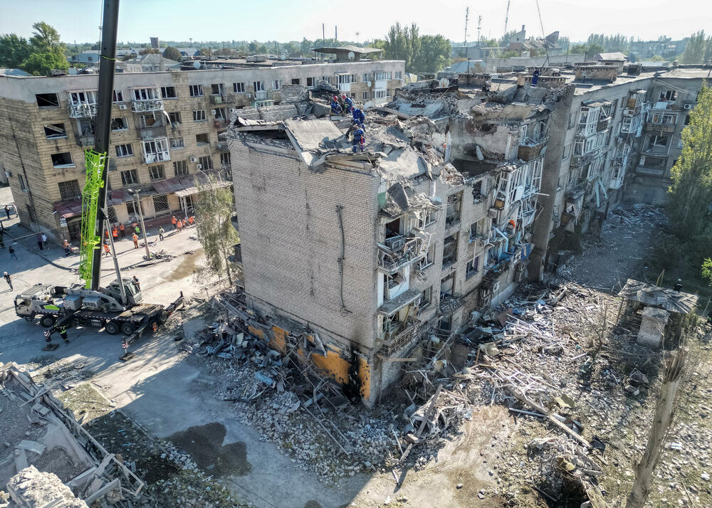 <p>U napadima u ponedjeljak veče na grad Pokrovsk, u istočnom regionu Donjeck, stradalo je najmanje sedam osoba, među kojima i pripadnik službi hitne pomoći, dok je ranjeno više od 80. Među povrijeđenima je najviše policajaca, radnika hitnih službi i vojnika koji su pomagali stanovnicima, saopštili su ukrajinski zvaničnici</p>