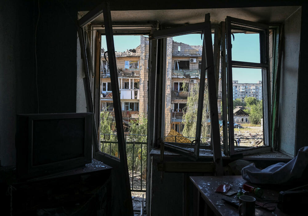 <p>U napadima u ponedjeljak veče na grad Pokrovsk, u istočnom regionu Donjeck, stradalo je najmanje sedam osoba, među kojima i pripadnik službi hitne pomoći, dok je ranjeno više od 80. Među povrijeđenima je najviše policajaca, radnika hitnih službi i vojnika koji su pomagali stanovnicima, saopštili su ukrajinski zvaničnici</p>