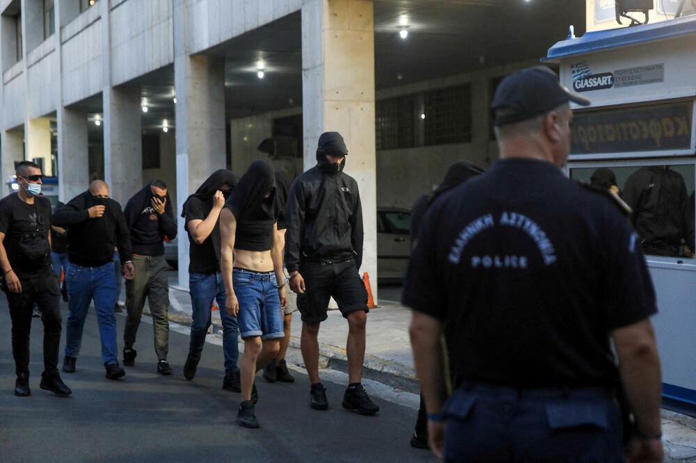 Privođena navijača u Atini, Foto: Reuters
