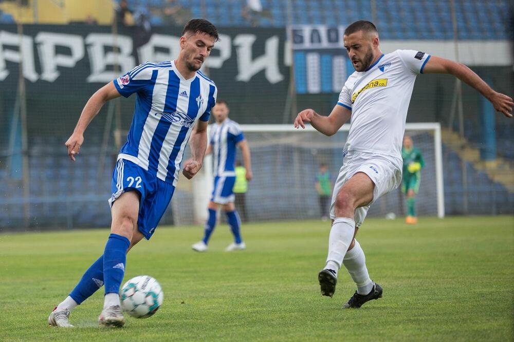 Vrijeme je za derbi: Duel Miomira Đuričkovića i Kristijana Vuljaja na jednom od ranijih mečeva, Foto: FK Budućnost