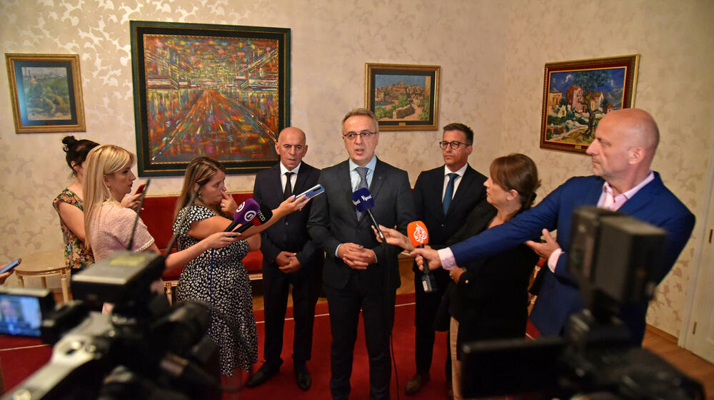 <p>"Zahvalili smo se predsjedniku što je uveo novu praksu da pozove i male i velike na razgovore o novoj vladi"</p>